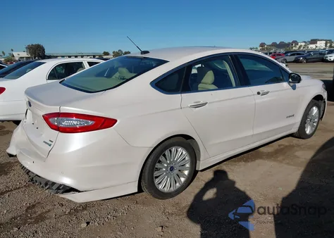 2016 Ford Fusion Hybrid Se z USA, uszkodzony, nr VIN 3FA6P0LU3GR316349
